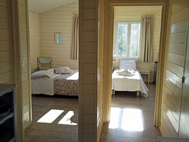 Accès aux chambres depuis le palier, baigné de lumière naturelle