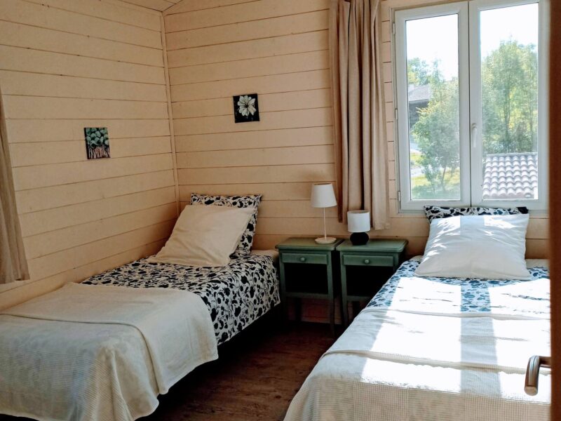 Chambre twin sous rampant avec deux lits simples