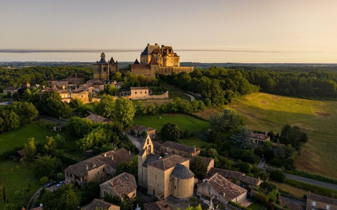 Le château de Biron et son village dans la lumière du soir