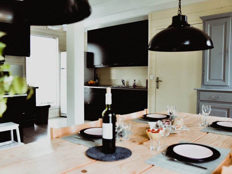 Table dressée devant la cuisine entièrement équipée