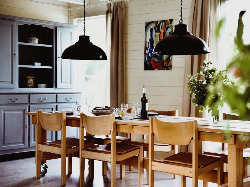 Cuisine et salle à manger ouvertes du gîte Les Terrasses