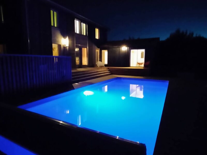 Éclairage nocturne de la piscine chauffée