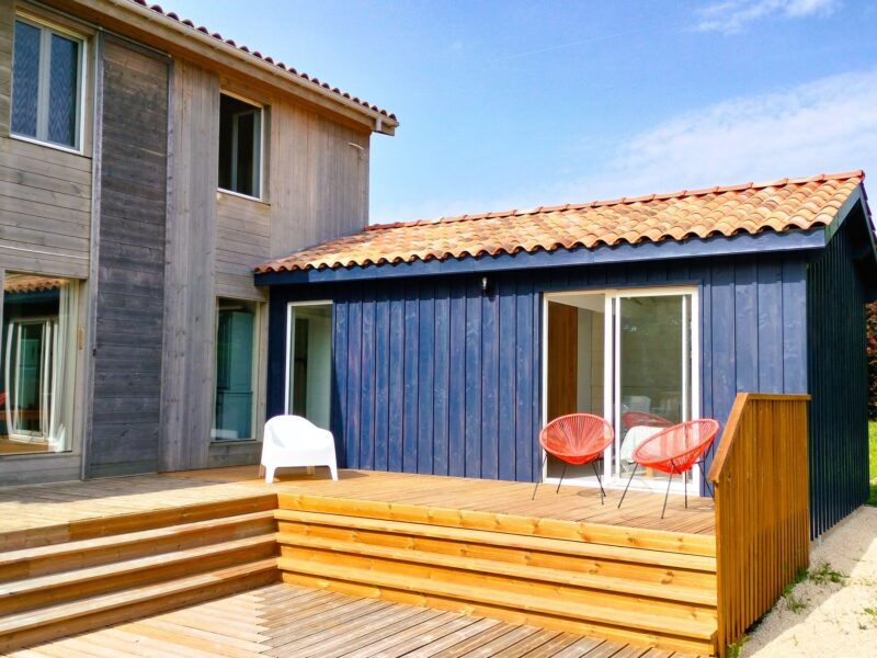 Façade et terrasse en bois avec fauteuils, Dévillac