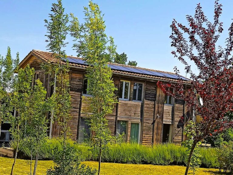 Timber architecture inspired by the tobacco-drying barns of the Lot-et-Garonne