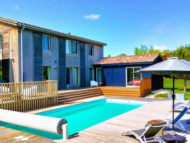 Maison en bois contemporaine et sa piscine chauffée privée, Dévillac 47