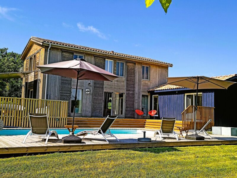 La maison et sa piscine un après-midi d'été
