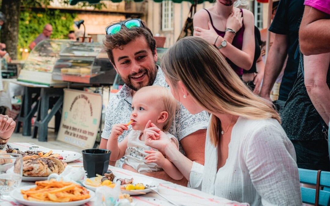 Repas en famille au marché de producteurs de pays de Monflanquin