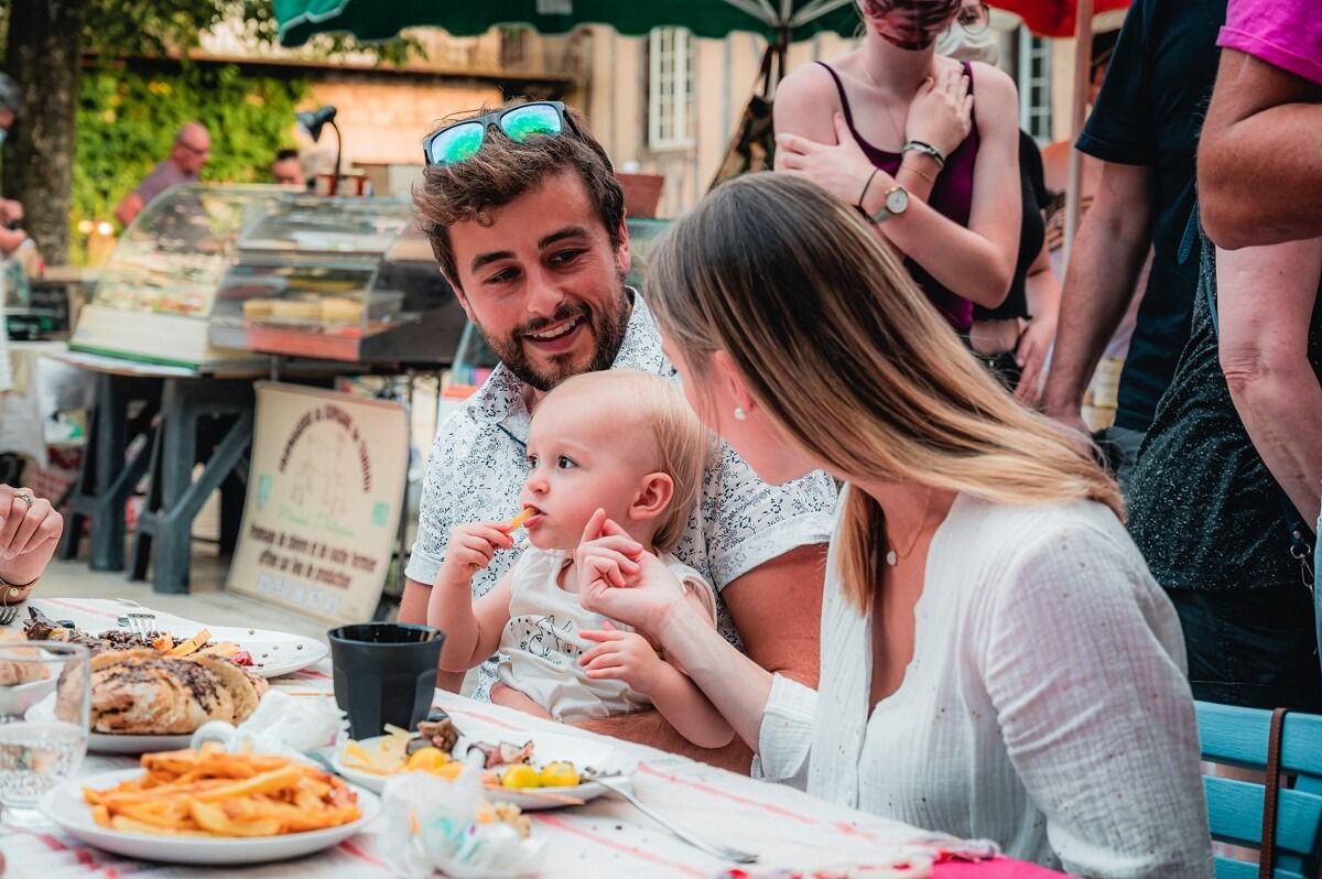 Repas en famille au marché de producteurs de pays de Monflanquin