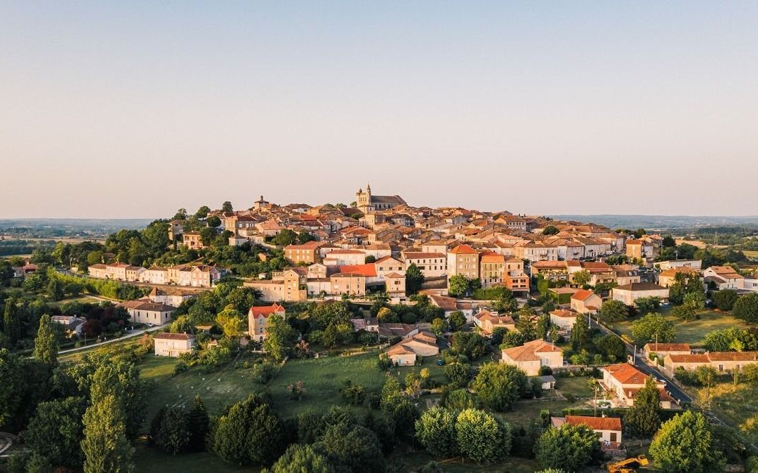 Vue générale de Monflanquin et de ses toits de tuiles sur la colline
