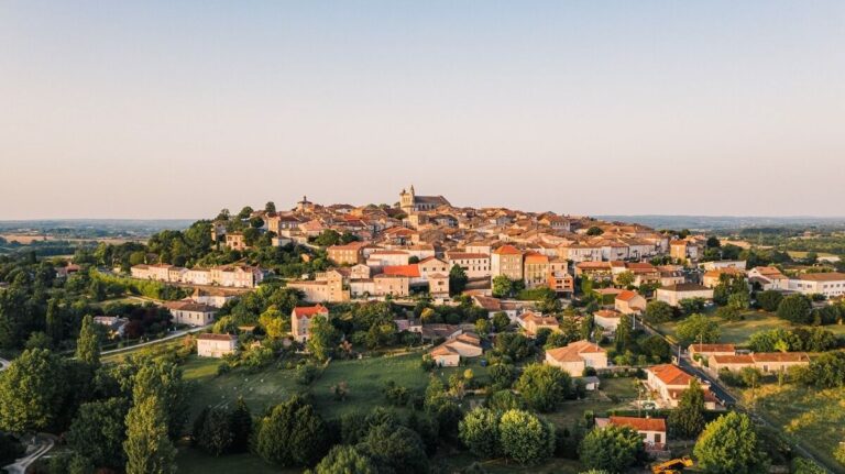 Vue générale de Monflanquin et de ses toits de tuiles sur la colline