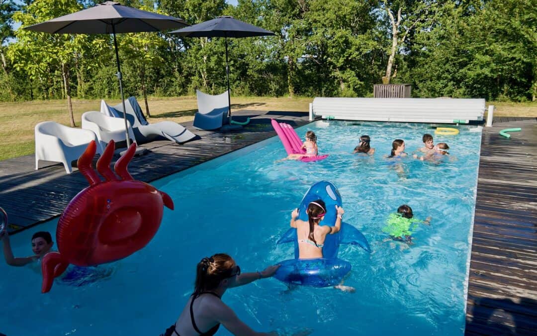 Enfants se baignant dans la piscine chauffée de la Maison Les Terrasses à Dévillac