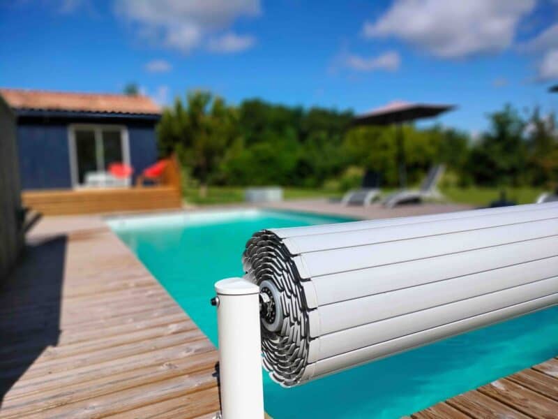 Piscine chauffée 4x9 m et terrasse en bois du gîte Les Terrasses, Lot-et-Garonne