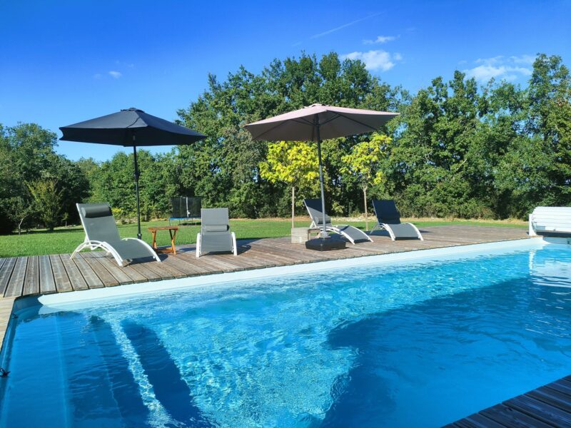 L'eau turquoise de la piscine chauffée en été