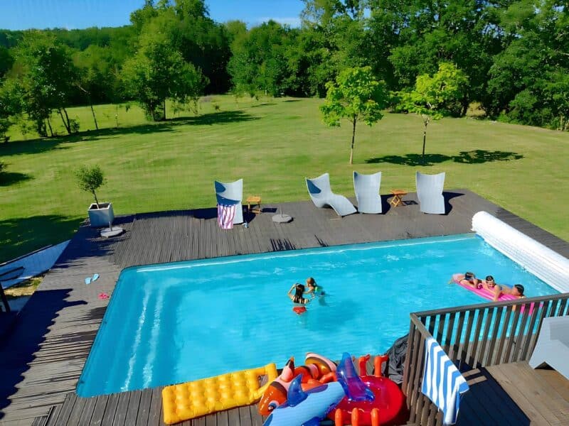 Vue aérienne de la piscine et du jardin de 2 500 m² de la Maison Les Terrasses