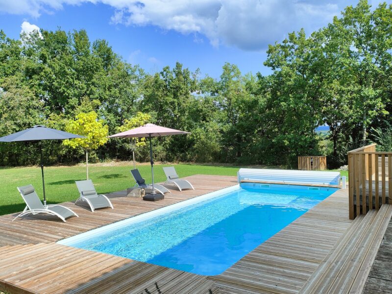 Piscine chauffée 4x9 m avec transats et parasols