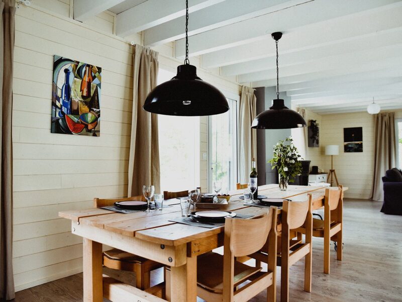 Salle à manger avec grande table en bois