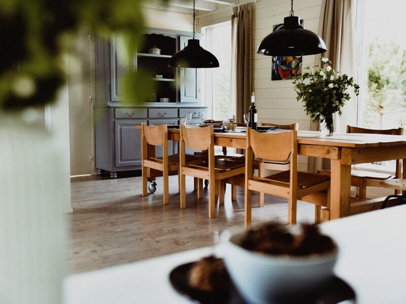 Salle à manger sous les suspensions noires