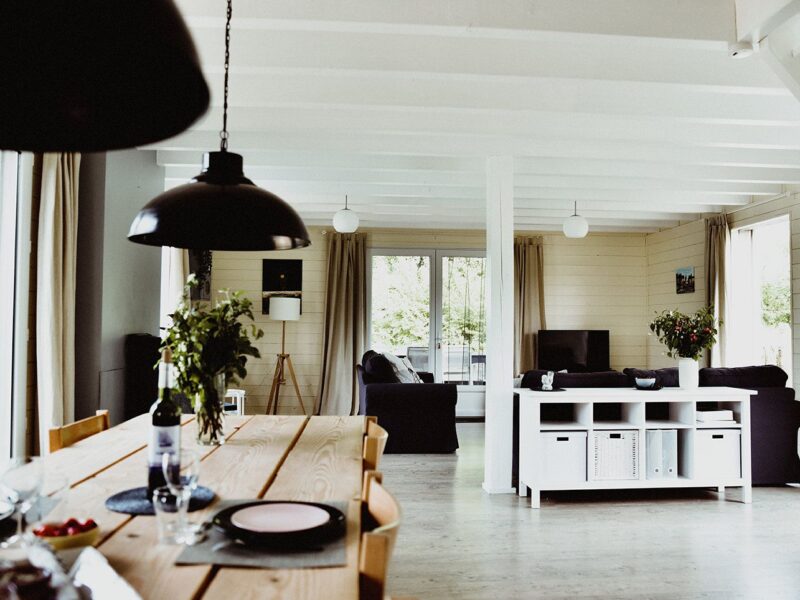 Salle à manger avec grande table dressée pour 8 personnes