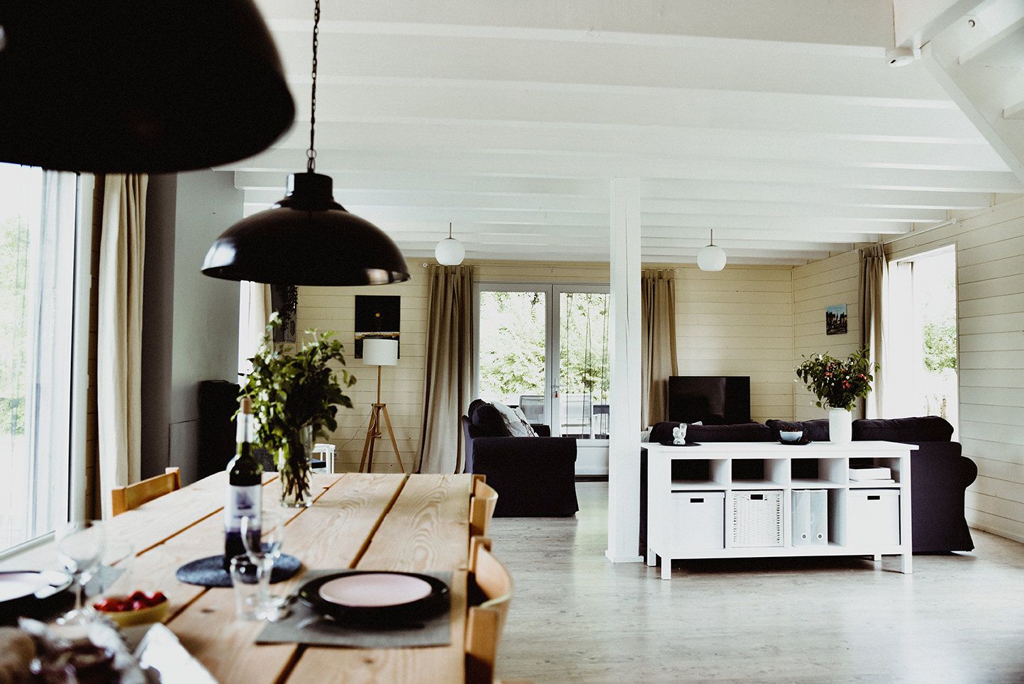 Salle à manger avec grande table dressée pour 8 personnes