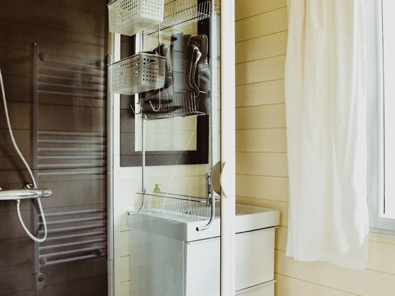 Salle d'eau avec douche à l'italienne et vasque