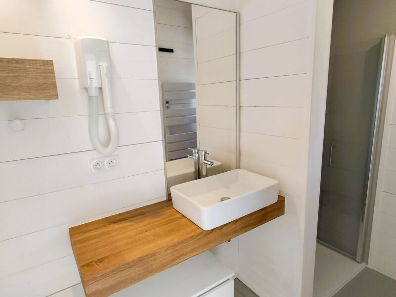 Salle d'eau avec vasque sur plan en bois et miroir, Maison Les Terrasses