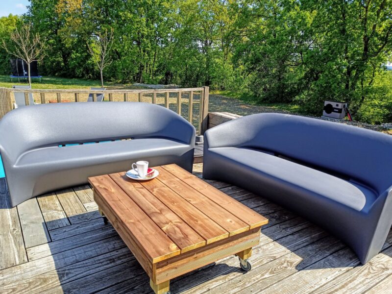 Salon de jardin et table basse sur la terrasse en bois