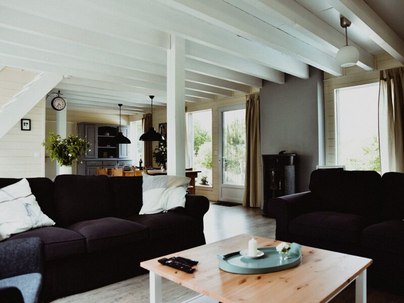 Espace détente du séjour avec vue sur le jardin