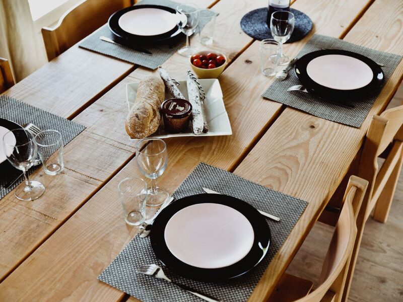 Couverts dressés sur la grande table pour huit personnes