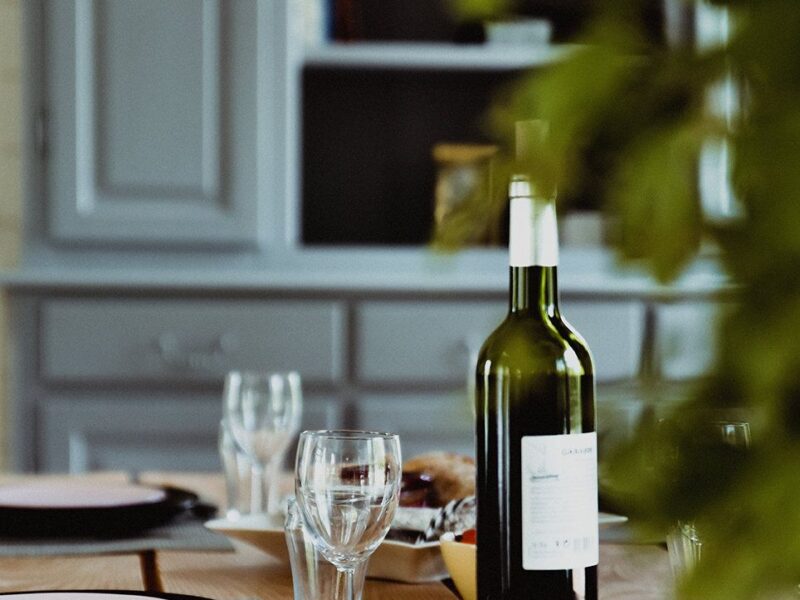 Table dressée pour le dîner, détail des verres