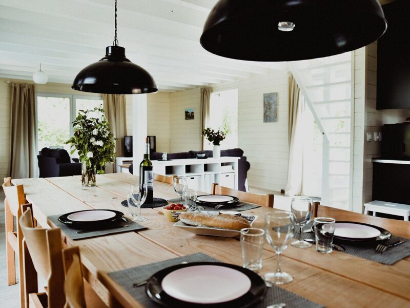 Table dressée devant la cuisine ouverte