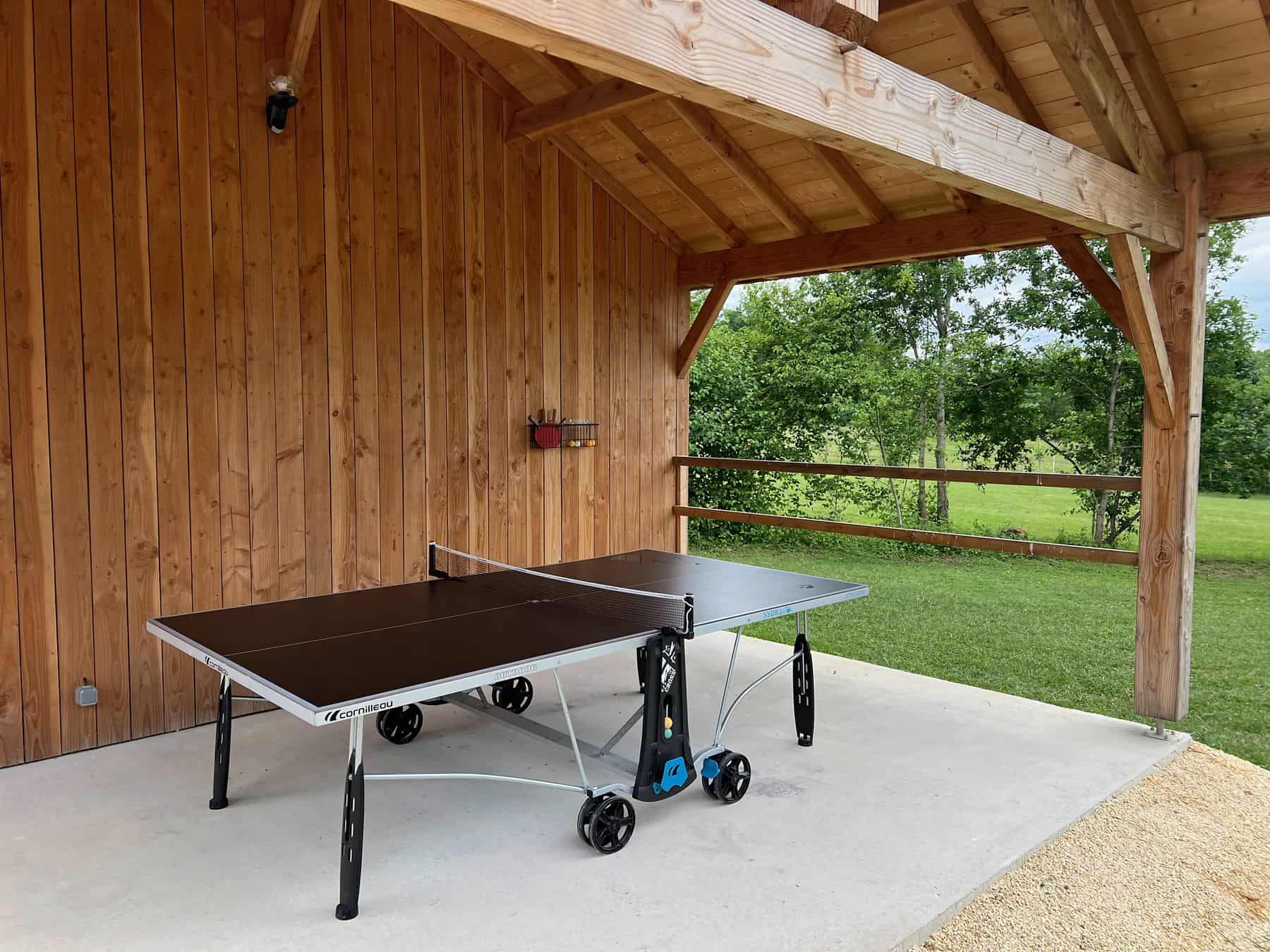 Table de ping-pong sous le préau, jeux en famille au gîte Les Terrasses Table de ping-pong sous le préau, jeux en famille au gîte Les Terrasses
