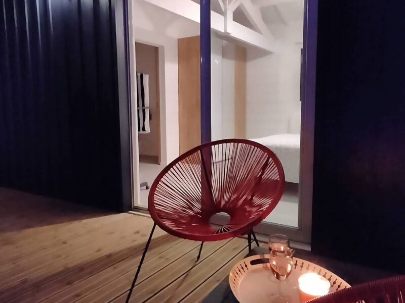 Terrasse en bois éclairée à la tombée du jour