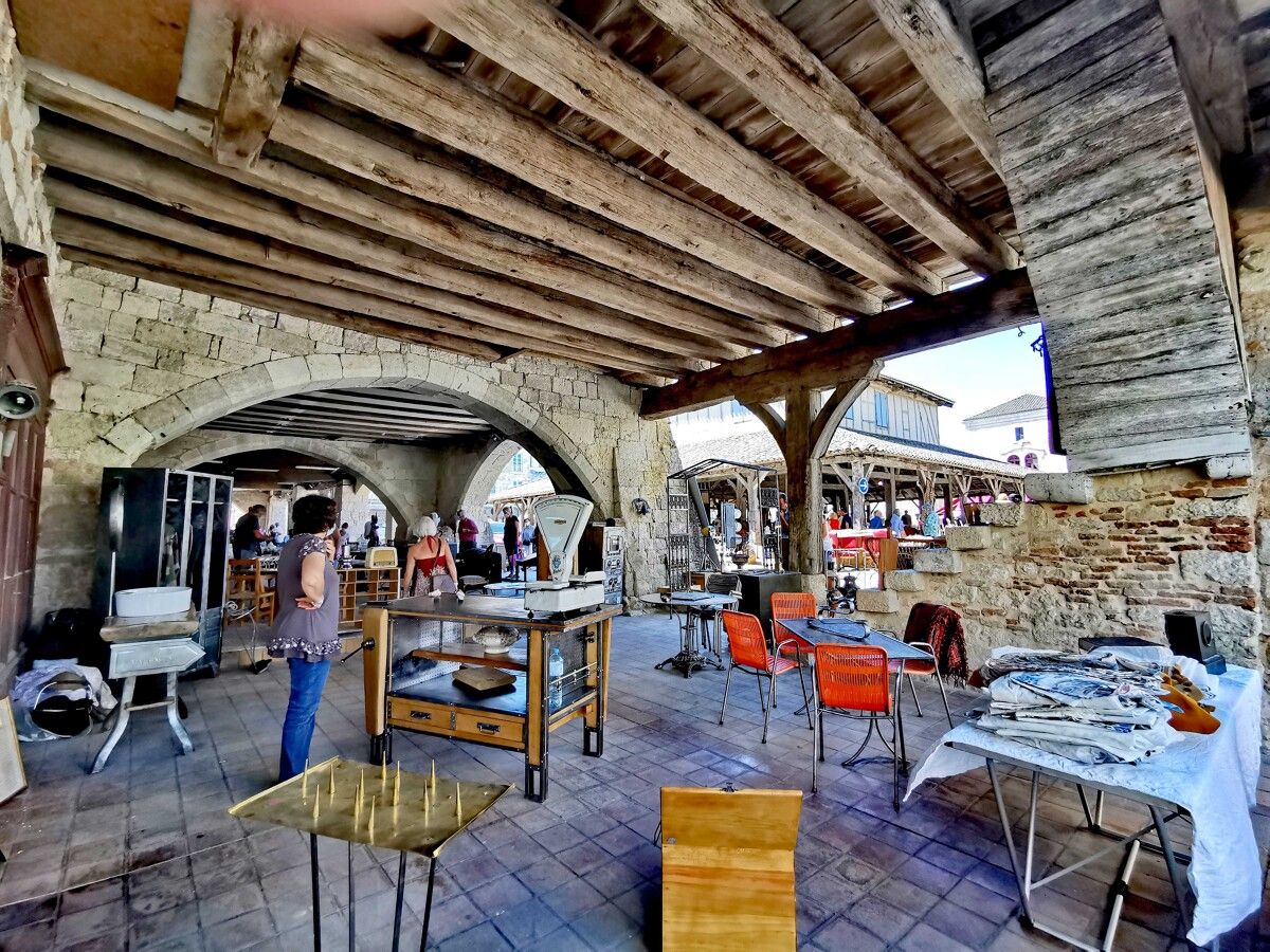 Le marché sous la halle médiévale de Villeréal