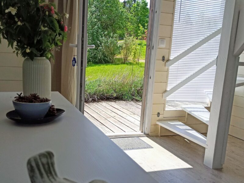 Vue sur le jardin depuis l'entrée de la maison