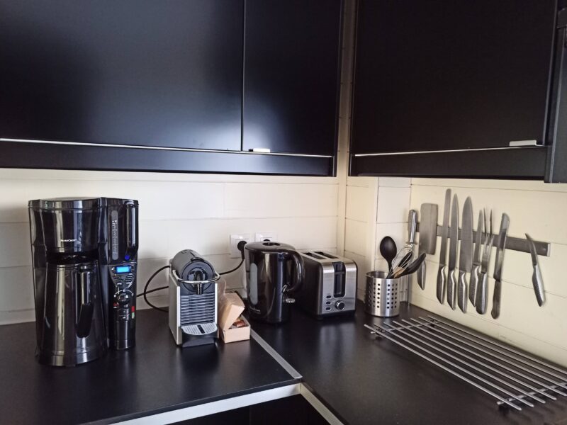 Plan de travail de la cuisine : cafetière, grille-pain et couteaux