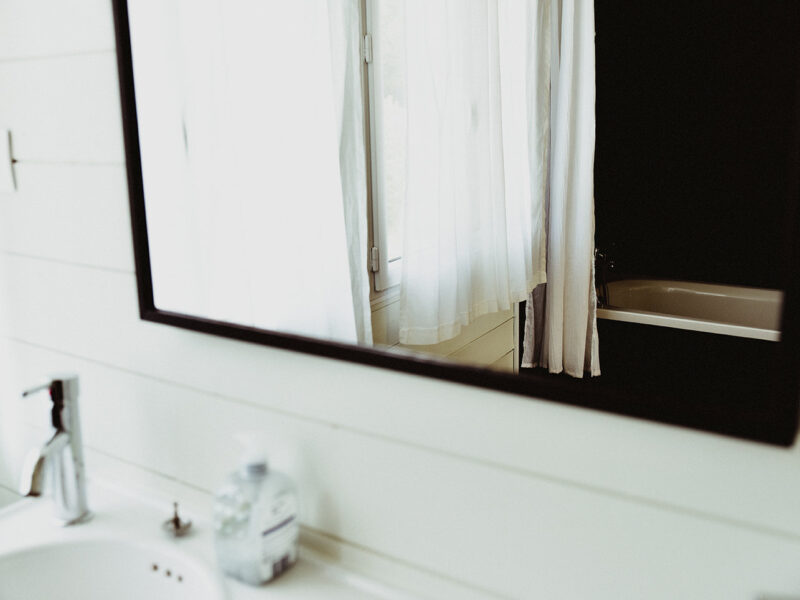 Miroir et vasque d’une salle d’eau de la Maison Les Terrasses