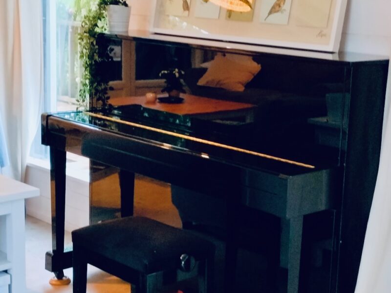 Piano droit dans le séjour de la Maison Les Terrasses