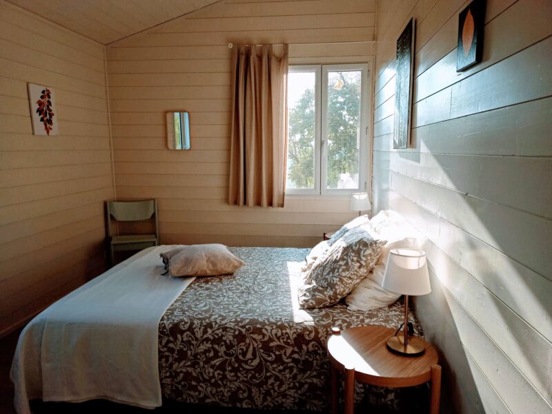 Chambre avec lit double et fenêtre donnant sur le jardin, Maison Les Terrasses