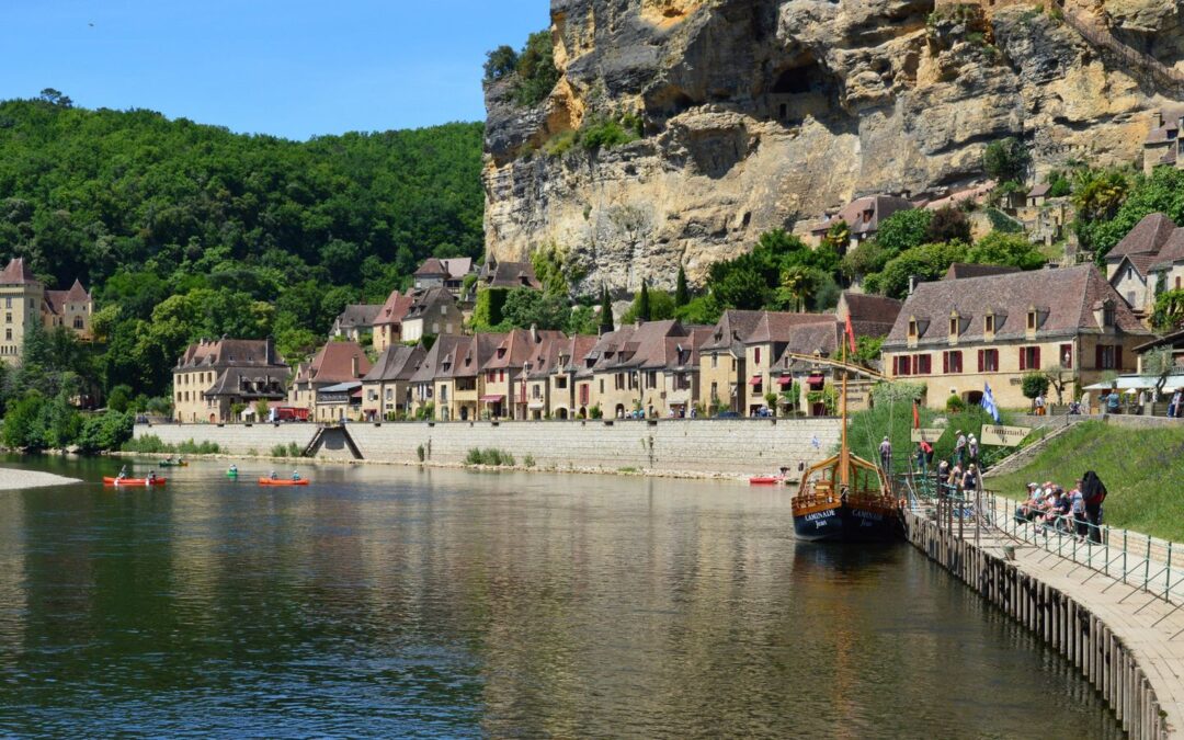 Village traditionnel au bord de la Dordogne avec une gabarre, sur le tracé de l'étape du Tour de France