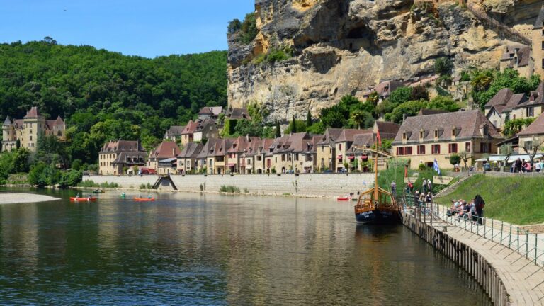 Village traditionnel au bord de la Dordogne avec une gabarre, sur le tracé de l'étape du Tour de France